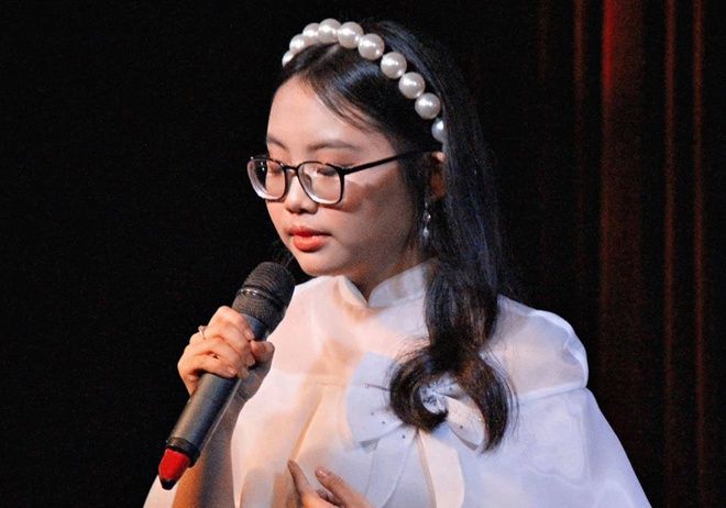 Chủ nhật tuần trước, em và anh trai đã cùng nhau đi xem buổi biểu diễn của ca sĩ Erik. Dù vé khá đắt nhưng vì cả hai đều là fan hâm mộ nhiệt thành của anh, anh trai em đã quyết định mua vé để em tham gia cùng. Em rất háo hức và vui mừng, vì được gặp gỡ thần tượng mà mình yêu thích.