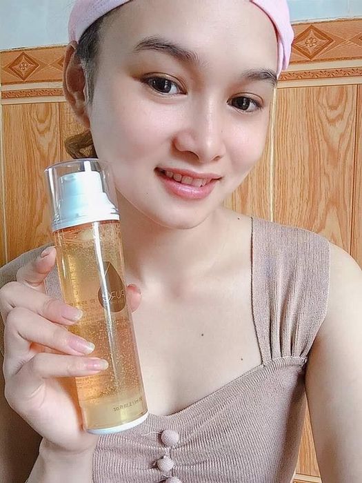 Hình ảnh thực tế Gel Rửa Mặt Pure (ảnh 1) - Kết cấu trong suốt, tinh khiết
