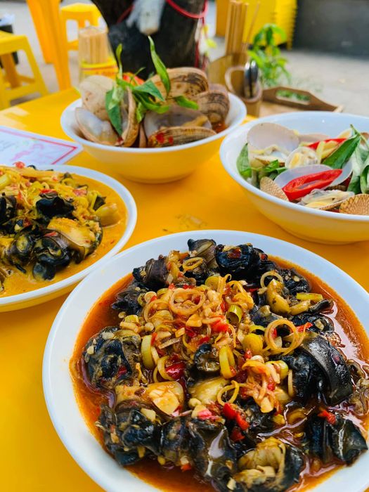 Không gian ấm cúng tại Nhà Nâu Ốc Ngon
