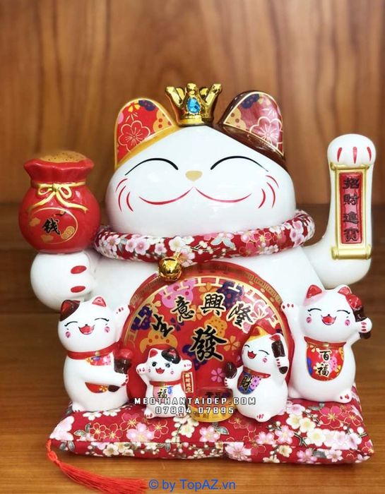 Mèo Thần Tài Vẫy Tay Nâng Túi Vàng Kim Bảo