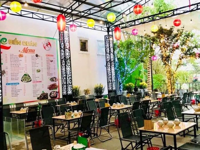 Không gian ấm cúng và view hồ lãng mạn tại Ốc Biển Quán