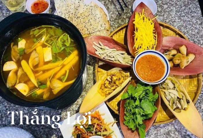 Không gian ấm cúng tại Quán Chay Thắng Lợi