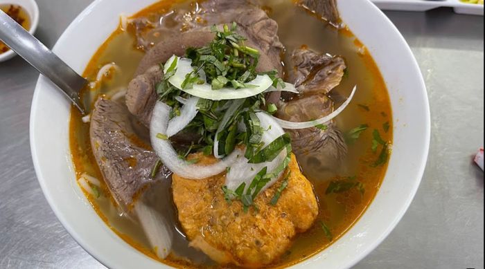 Hình ảnh tô bún bò Huế Ba Nghị với nước dùng trong veo và đầy ắp nguyên liệu