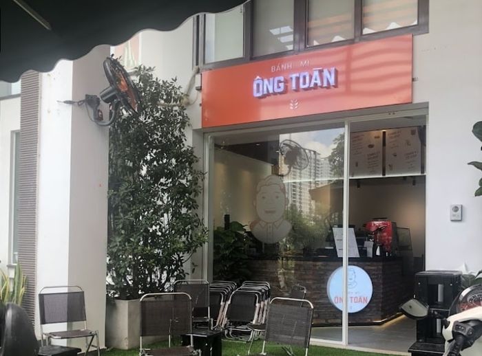 Bánh mì Ông Toàn – Nơi bạn tìm thấy món bánh mì thơm ngon, giá trị, và không gian thoải mái. Quán được yêu thích bởi sự tiện lợi và chất lượng món ăn.