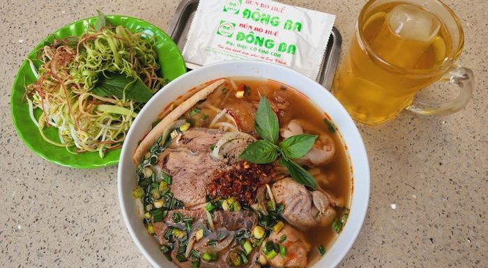 Hình ảnh tô bún bò Huế Đông Ba thơm ngon đầy ắp nguyên liệu