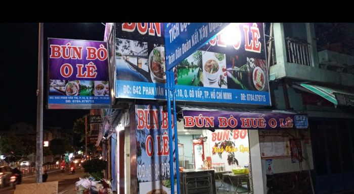 Hình ảnh tô bún bò Huế O Lê với nước dùng sánh vàng hấp dẫn
