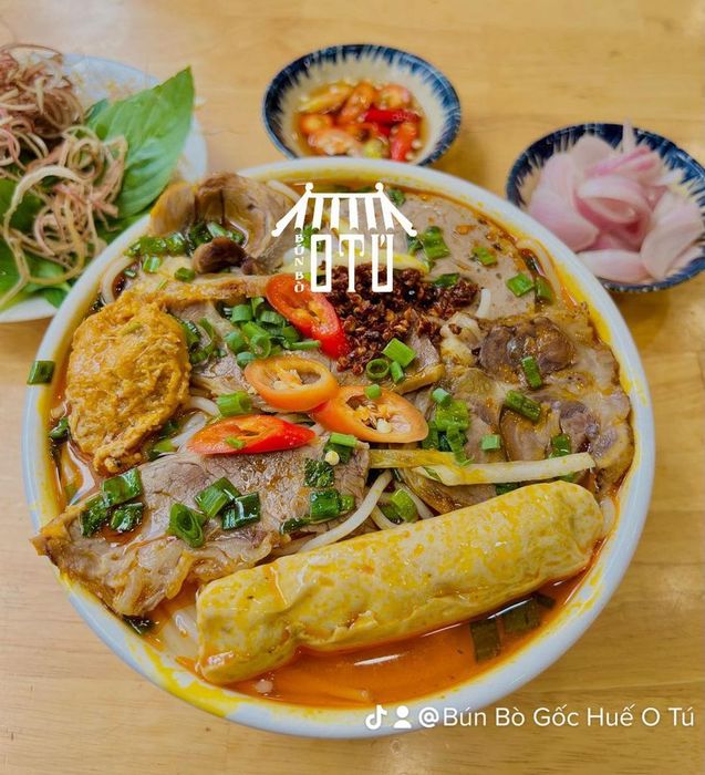 Hình ảnh tô bún bò Gốc Huế O Tú với nước lèo trong vắt thơm nồng