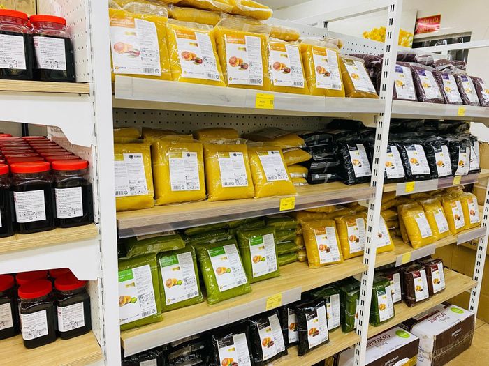 Góc cửa hàng Beemart với đầy đủ nguyên liệu cao cấp
