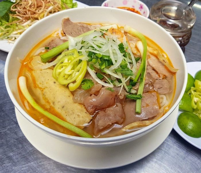 Không gian ấm cúng tại quán Bún Bò Huế Hạnh