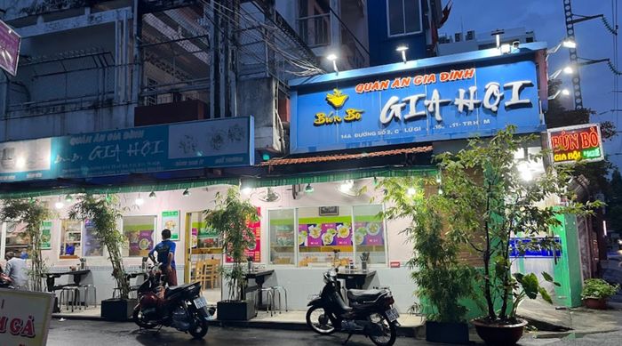 Hình ảnh tô bún bò Huế Gia Hội thơm ngon đầy đủ topping