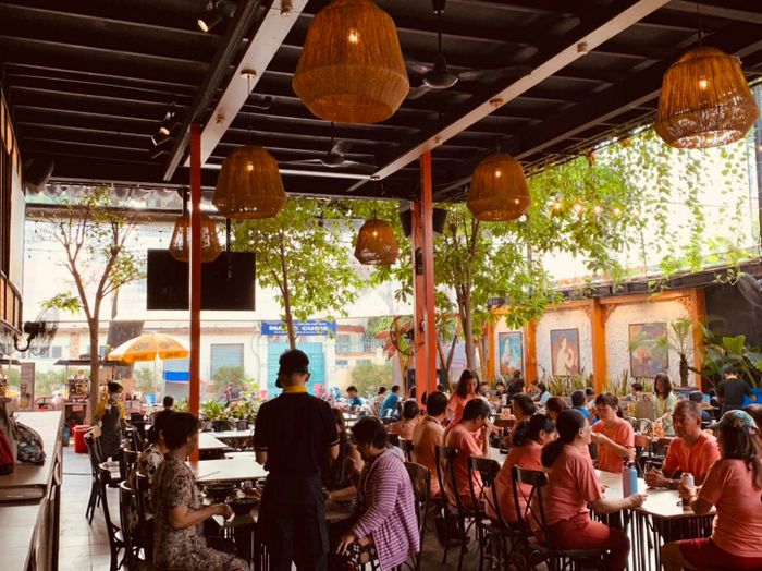 Không gian sang trọng tại một chi nhánh Bún Bò 1994