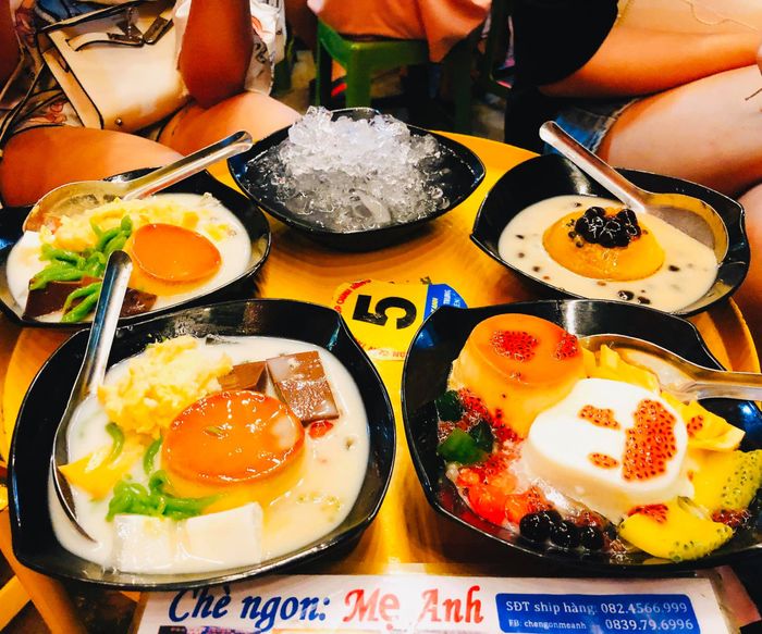 Hình ảnh những tô chè thơm ngon đầy màu sắc tại Chè Ngon Mẹ Anh - Chợ Lèn