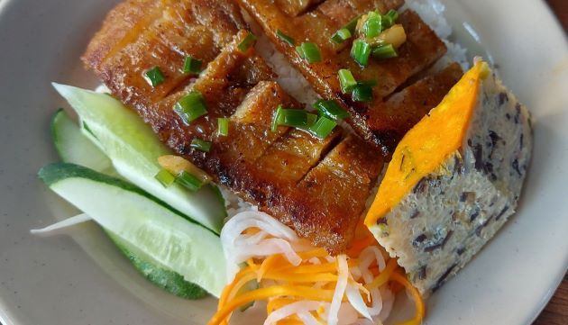 Cơm tấm tại Bình Thạnh không chỉ ngon mà còn chứa đựng sự tinh tế trong từng hạt cơm, mang đến cho thực khách một trải nghiệm tuyệt vời.