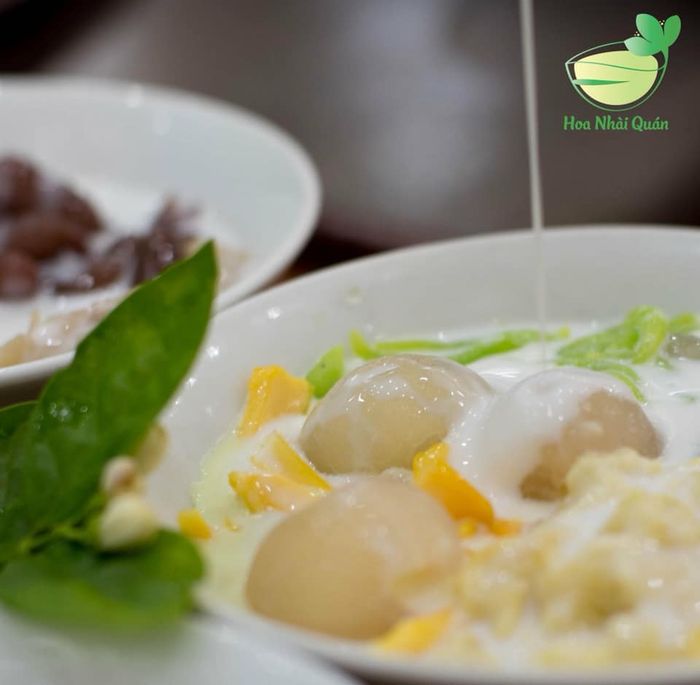 Hình ảnh những món chè đẹp mắt và không gian ấm cúng tại Hoa Nhài Quán