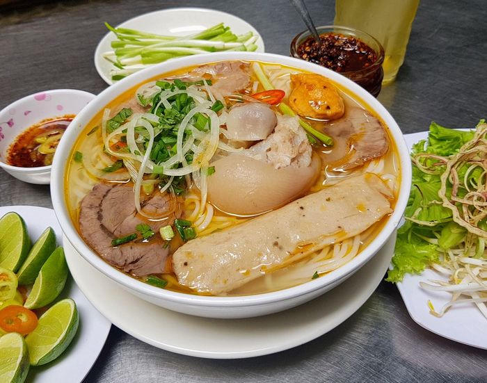 Hình ảnh tô bún bò Huế Hạnh thơm ngon đúng điệu