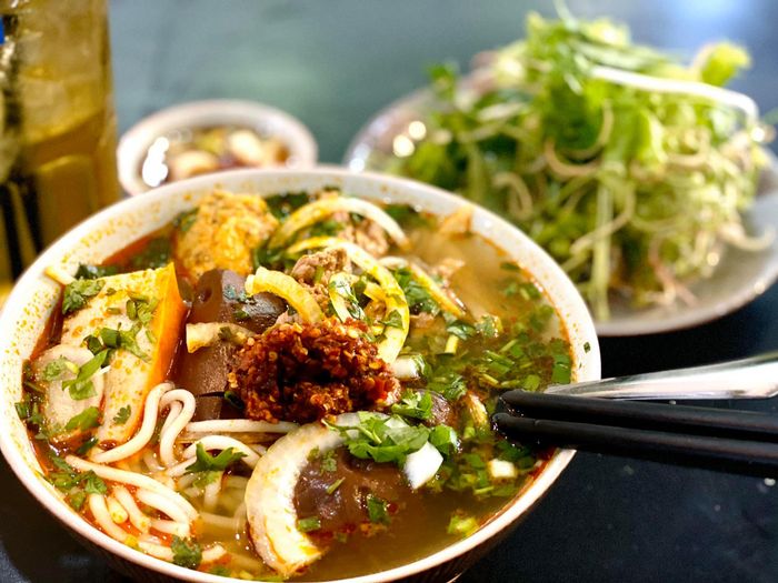 Không gian cổ điển ấm cúng tại Bún Bò Gánh