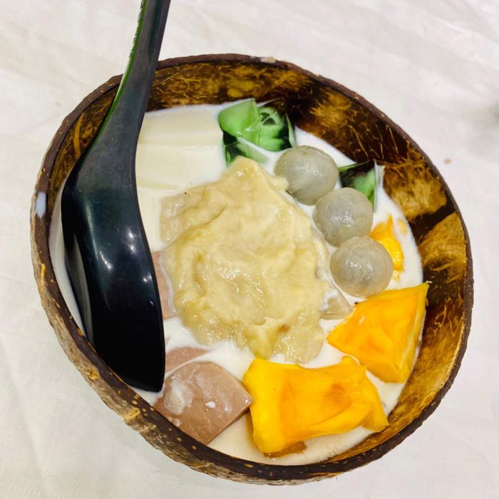 Hình ảnh những bát chè đầy màu sắc và hấp dẫn tại Chè Bát Sầm Sơn
