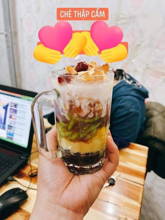 Hình ảnh không gian cổ điển và những tô chè truyền thống tại Tiệm Chè Ngõ