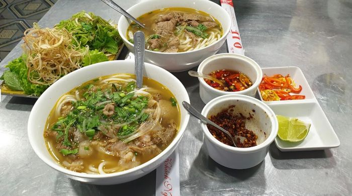 Không gian ấm cúng tại quán Bún Bò Huế O Lê