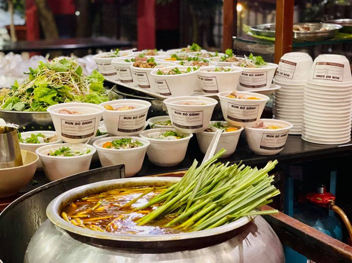 Hình ảnh tô bún bò Huế thơm ngon tại Bún Bò Gánh