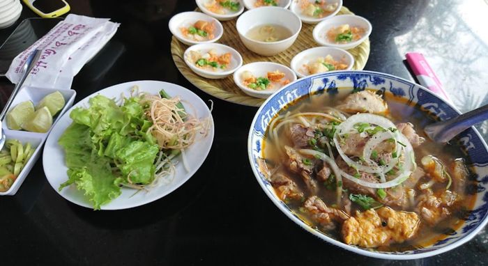 Không gian xanh mát với trúc cảnh tại quán Bún bò Huế Gia Hội