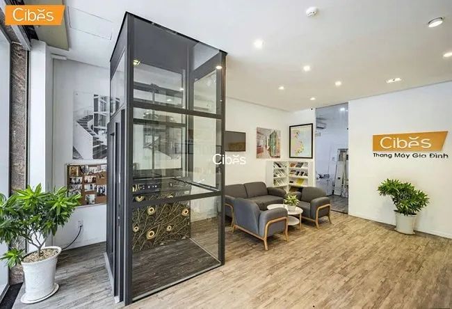 Hệ thang máy cabin tích hợp giếng thang Cibes Voyager V70 Aurora mang đến sự giao thoa giữa công nghệ hiện đại và vẻ đẹp tinh tế của Bắc Âu, tạo nên một không gian sống đẳng cấp cho ngôi nhà của bạn.