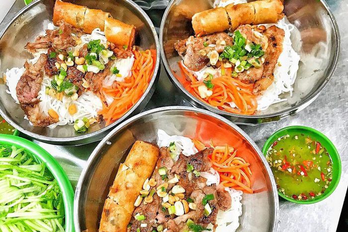 Quán bún thịt nướng đường Hoàng Quốc Việt - Hình ảnh 3