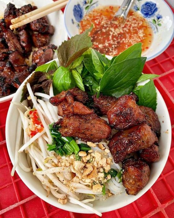 Quán bún thịt nướng phố Tô Hiến Thành - Hình ảnh 3