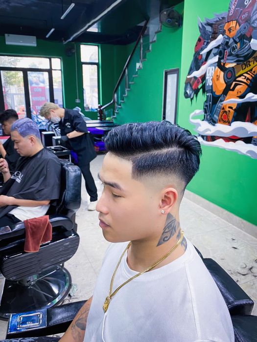 Nghệ nhân HUGO Barber Shop đang thực hiện tác phẩm nghệ thuật trên mái tóc
