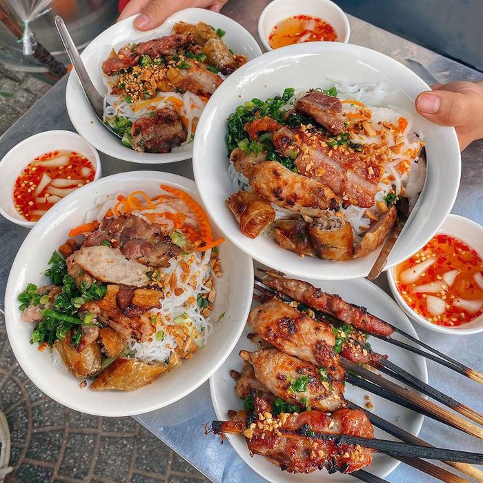 Quán bún thịt nướng phố Tô Hiến Thành - Hình ảnh 2