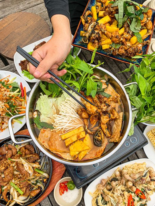 Góc nhìn sống động với nồi lẩu thơm lừng tại Lẩu Hồ Gươm - Ảnh 2