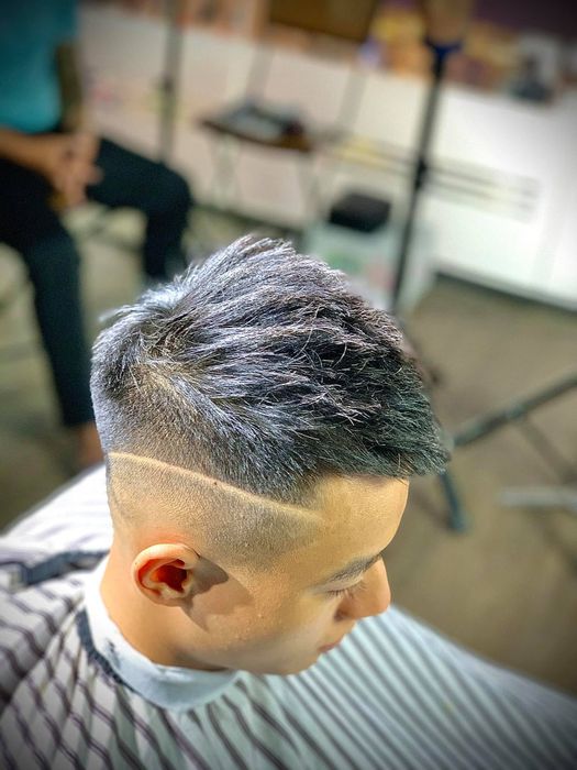 Khoảnh khắc nghệ nhân tạo mẫu tại Nguyễn Thành Barber Shop