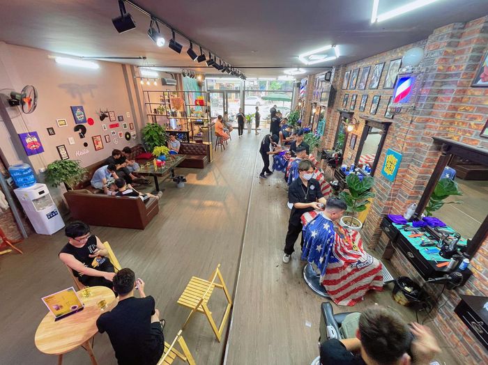 Nghệ nhân đang thực hiện tác phẩm nghệ thuật tại Nguyễn Thành Barber Shop