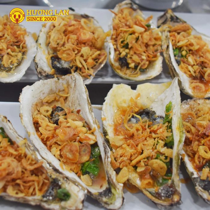 Bức ảnh thứ hai ghi lại những món ăn đặc sắc của nhà hàng, với cách bài trí công phu và màu sắc hài hòa thu hút thực khách.