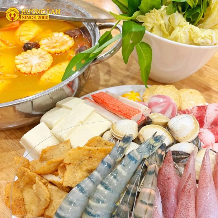 Bức ảnh đầu tiên ghi lại những món ăn đặc trưng của nhà hàng, mỗi món là một tác phẩm nghệ thuật ẩm thực được trình bày tinh tế.