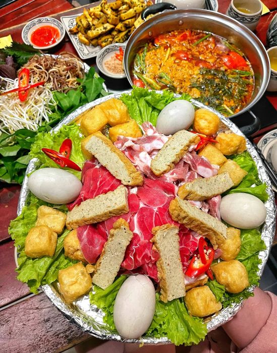Bức ảnh đầu tiên ghi lại set lẩu đặc biệt của Quán Xưa - sự hòa quyện hoàn hảo giữa nguyên liệu tươi ngon và nước dùng đậm đà truyền thống.
