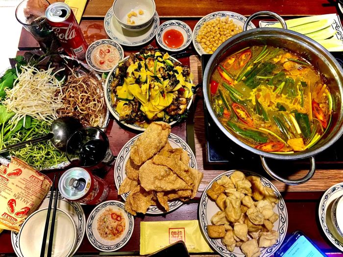 Bức ảnh thứ hai chụp lại set lẩu thơm ngon với cách bài trí đẹp mắt, mang đậm phong cách ẩm thực Hà Nội xưa.