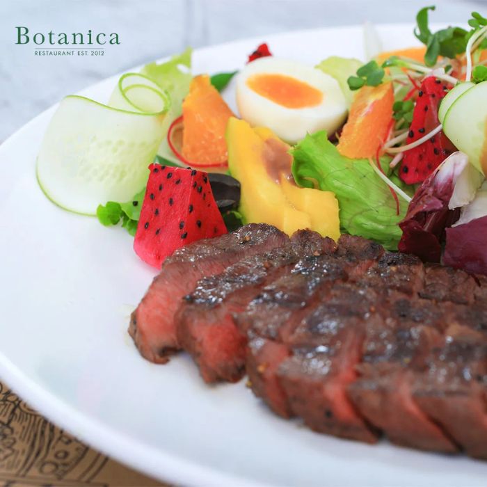 Một góc ẩm thực đầy nghệ thuật tại Botanica, nơi mỗi món ăn là một kiệt tác hội họa trên đĩa.