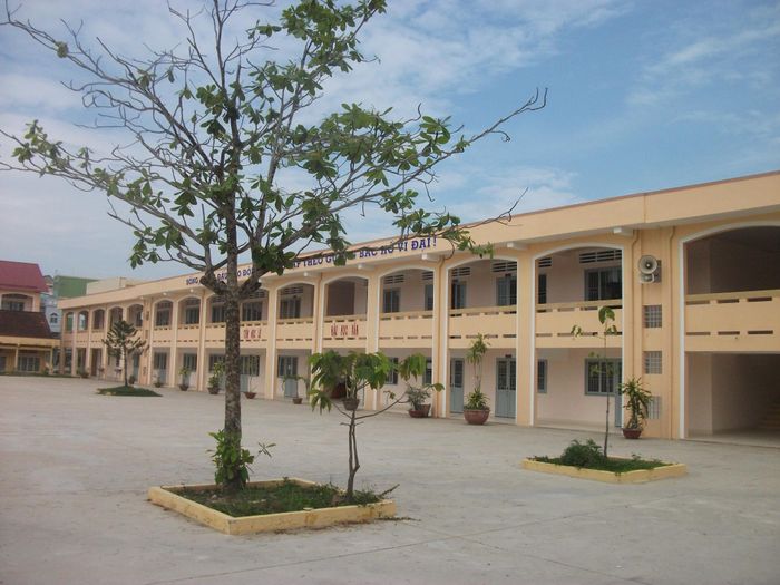 Khung cảnh Trường THPT Vị Thanh, một ngôi trường không chỉ nổi bật với cơ sở vật chất hiện đại mà còn với môi trường học tập năng động, sáng tạo.