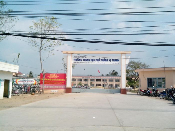 Hình ảnh Trường THPT Vị Thanh, nơi tiếp nối truyền thống giáo dục với nền tảng vững chắc và thành tựu đáng tự hào.