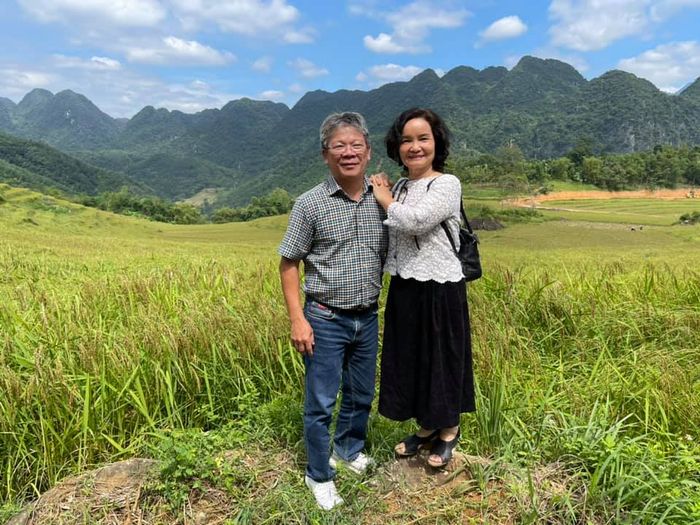 Khoảnh khắc đời thường: Thi sĩ Hoàng Minh Tuấn cùng người tri kỷ
