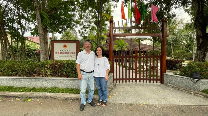 Nét đẹp đời thường: Thi sĩ Hoàng Minh Tuấn cùng người bạn trăm năm