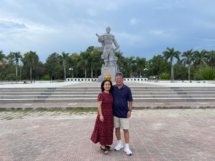 Khoảnh khắc đời thường: Thi sĩ Hoàng Minh Tuấn bên người tri kỷ