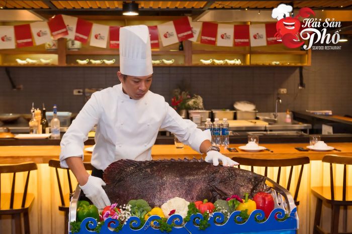 Bức ảnh thứ hai ghi lại khoảnh khắc các đầu bếp tài hoa đang chế biến món ăn - nơi nghệ thuật ẩm thực được thăng hoa qua đôi tay điêu luyện.