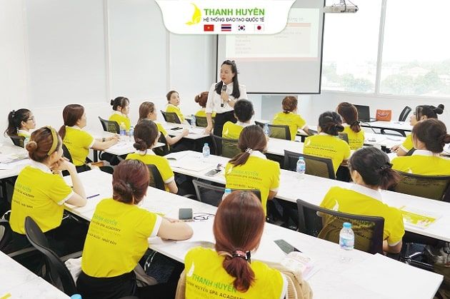CEO Thanh Huyền là chuyên gia đào tạo nghề spa được nhiều học viên yêu mến.
