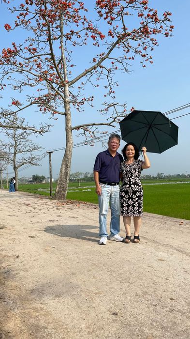 Khoảnh khắc đẹp: Nhà thơ Hoàng Minh Tuấn cùng người bạn đời