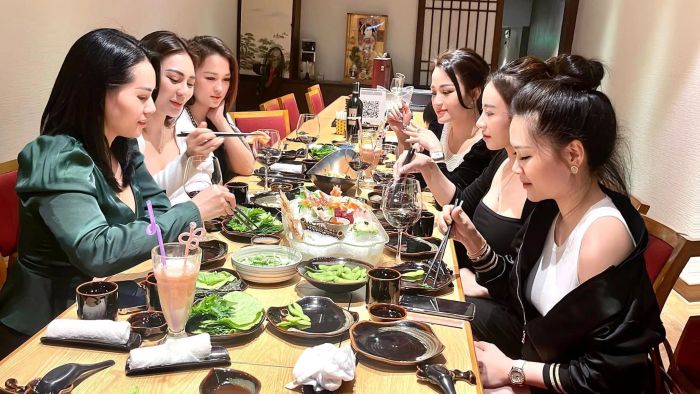 Bức ảnh thứ hai lưu giữ khoảnh khắc thực khách đang thưởng thức bữa ăn trong không gian sang trọng, nơi từng chi tiết đều toát lên vẻ đẹp Nhật Bản.