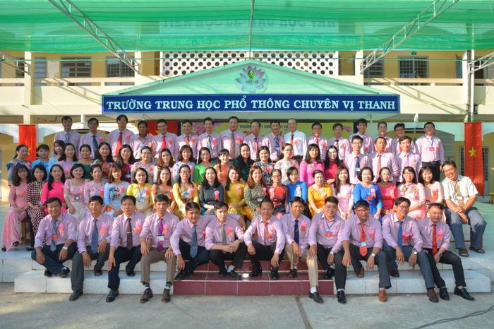 Hình ảnh Trường THPT Chuyên Vị Thanh – một biểu tượng của giáo dục sáng tạo và phát triển bền vững.