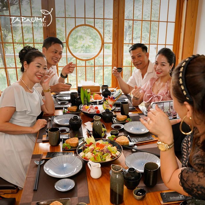 Bức ảnh thứ hai lưu giữ khoảnh khắc thực khách đang thưởng thức bữa ăn trong không gian ấm cúng, nơi từng chi tiết đều được chăm chút tỉ mỉ.