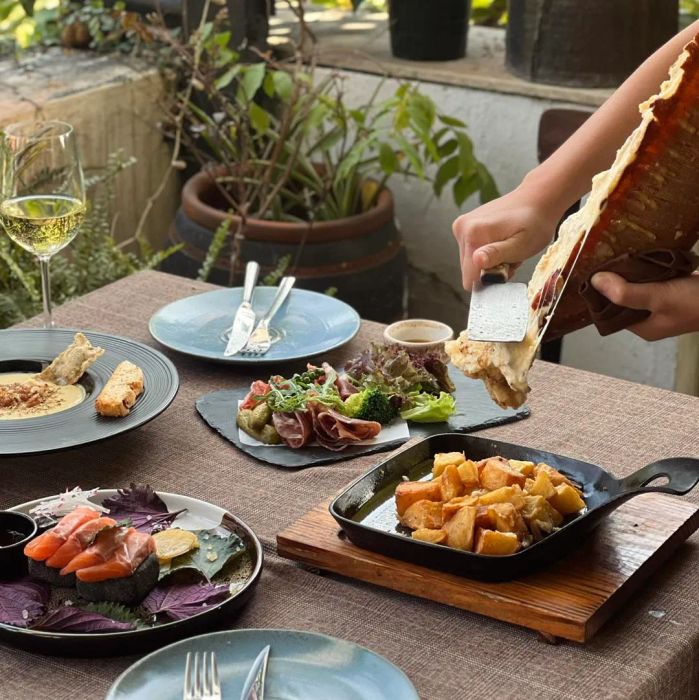 Bức ảnh thứ hai chụp lại các món ăn đặc sắc với cách bài trí công phu, màu sắc hài hòa và sự sắp xếp tinh tế đầy nghệ thuật.